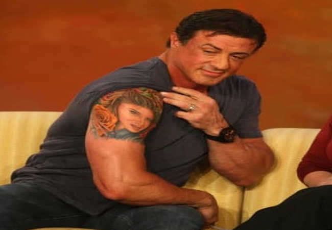 Sylvester_Stallone_karisinin_Resmini_Koluna_dovme_yapti