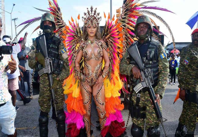 Rihanna karnaval kostümüyle boy gösterisi yapti, Herkes hayran kaldı