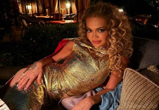 Rita Ora havaalanında kırmızı iç çamaşırıyla yürürken tüm gözler onun üzerindeydi