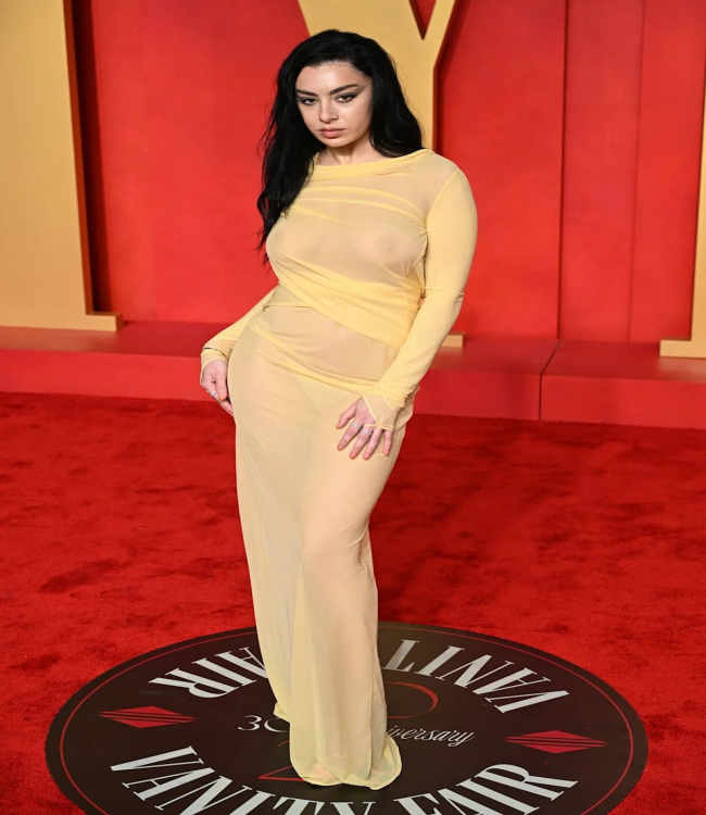 İngiliz şarkıcı Charli XCX de şeffaflığı seviyor. Sarı elbisesinin altına sadece külot giydiğini açıkça görebiliyorsunuz. Önce kendine güvenmelisin - Magazin Haberleri