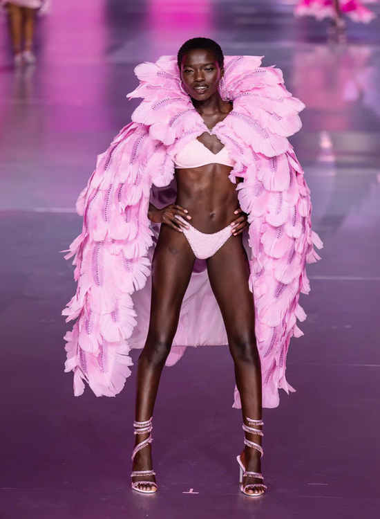 Meleklerin seksi görünümleri Victoria's Secret Fashion Show 2024.