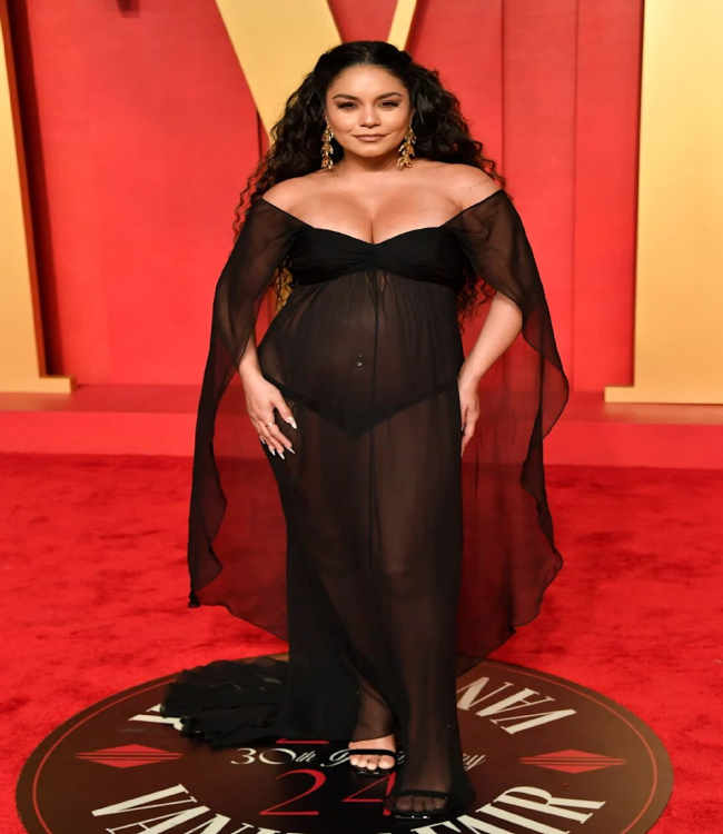 “High School Musical”ın yıldızı Vanessa Hudgens, Alberta Ferretti imzalı şeffaf siyah püskül ve bebek topuyla büyülüyor - Magazin Haberleri