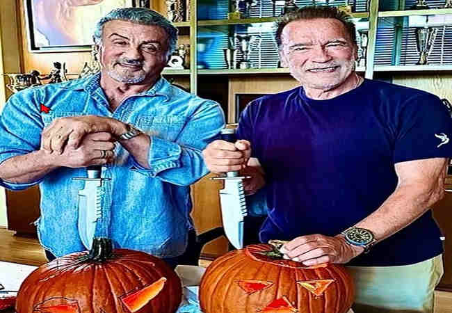 Arnold Schwarzenegger ve Sylvester Stallone balkabağı oyuyorlar