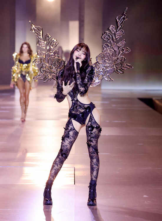 Meleklerin seksi görünümleri Victoria's Secret Fashion Show 2024.