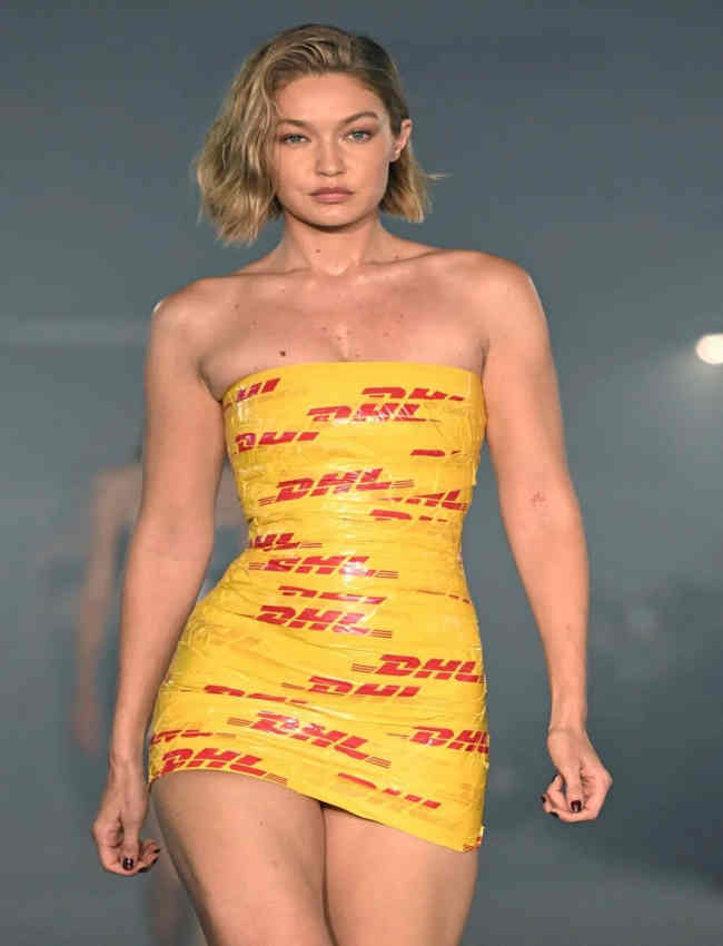 Gigi Hadid DHL reklam bandından yapılan elbisesiyle gündem oldu