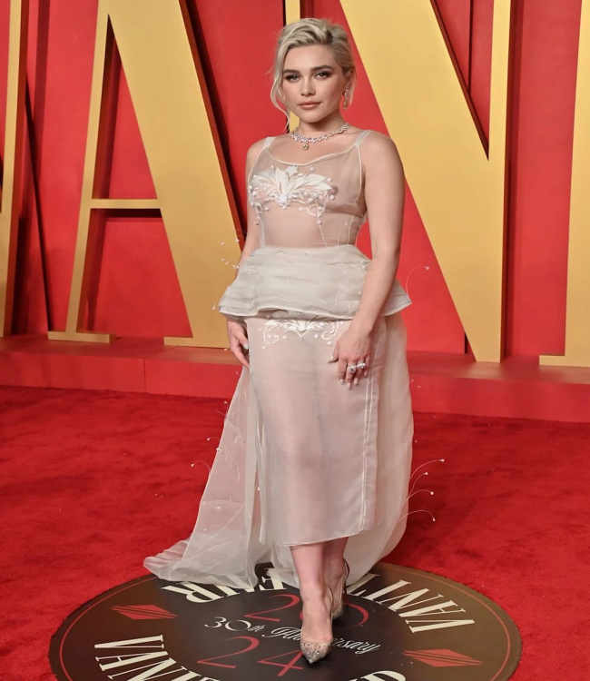 Oyuncu Florence Pugh'un elbisesi perdeden kalın değil. Burada doğrudan kumaşın içinden görebilirsiniz. Ayrıca sadece bir çift iç çamaşırı için yeri vardı - Magazin Haberleri