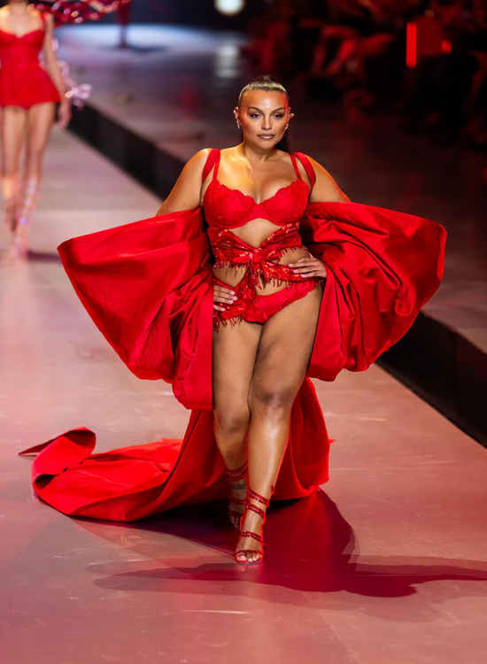 Meleklerin seksi görünümleri Victoria's Secret Fashion Show 2024.