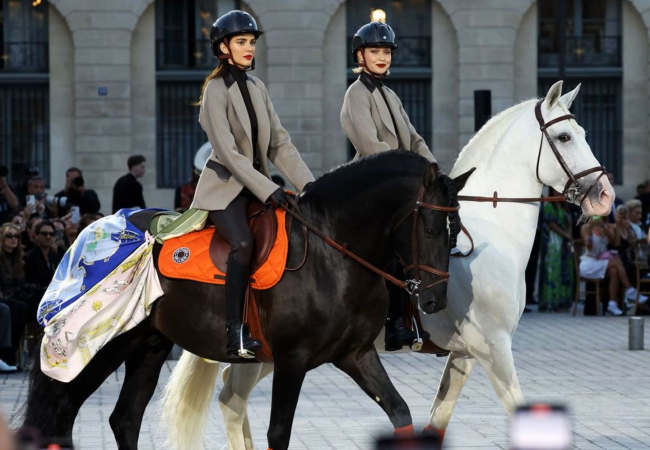 Gigi Hadid ve Kendall Jenner: podyumda At sırtında poz verdi