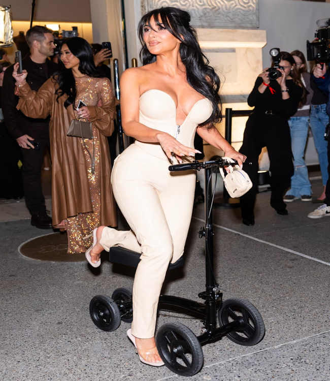 Kim Kardashian: ayağının kırıldığını için scooter üzerinde geldi