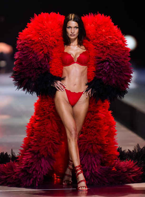 Meleklerin seksi görünümleri Victoria's Secret Fashion Show 2024.