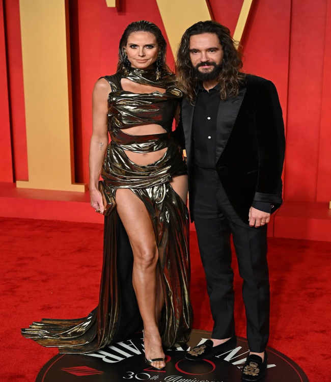 Heidi Klum, Harris Reed imzalı altın rengi elbisesiyle. Kocası Tom Kaulitz ile fotoğrafçılara güvenle poz veriyor - Magazin Haberleri