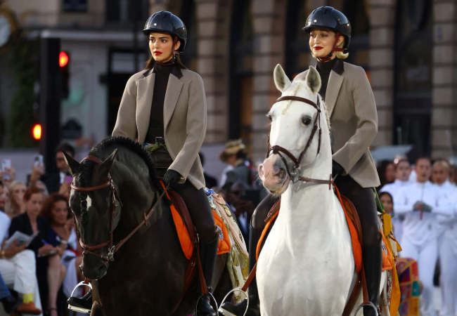 Gigi Hadid ve Kendall Jenner: podyumda At sırtında poz verdi