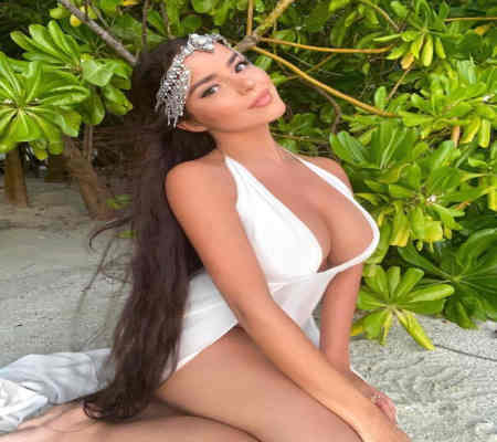 Demi Rose seksi Noel pozları'ni Paylasti